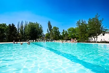 Теплый бассейн с лаундж-зоной в курортном комплексе Азовский