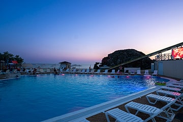 Бассейн на берегу моря в АзовЛенде