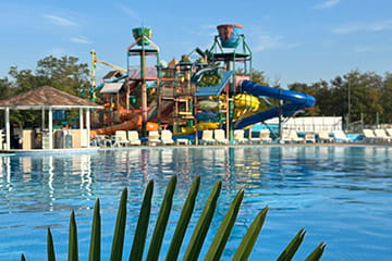 Теплый бассейн с лаундж-зоной в курортном комплексе Азовский