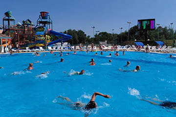 Теплый бассейн с лаундж-зоной в курортном комплексе Азовский