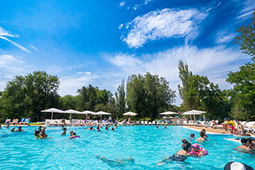 Теплый бассейн с лаундж-зоной в курортном комплексе Азовский