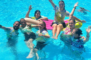 Теплый бассейн с лаундж-зоной в курортном комплексе Азовский