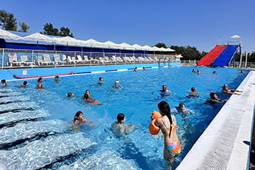 Крытый и открытый бассейны в курортном комплексе Азовский Крым