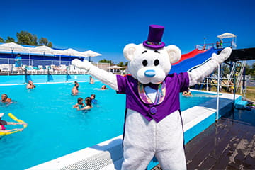 Крытый и открытый бассейны в курортном комплексе Азовский Крым