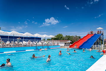 Крытый и открытый бассейны в курортном комплексе Азовский Крым