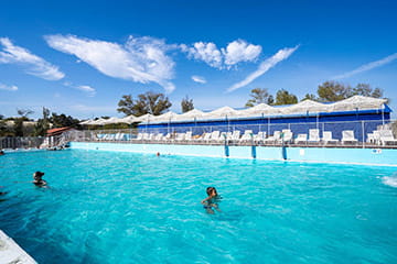 Крытый и открытый бассейны в курортном комплексе Азовский Крым