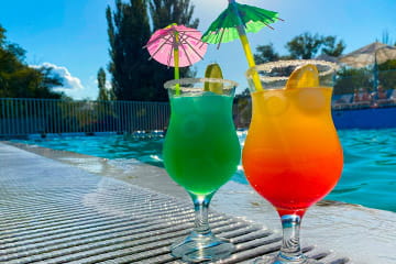 Крытый и открытый бассейны в курортном комплексе Азовский Крым